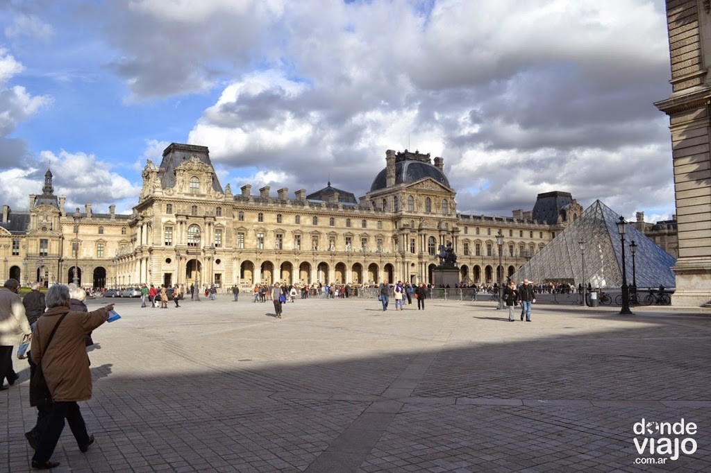 El ingreso al museo del Louvre, París